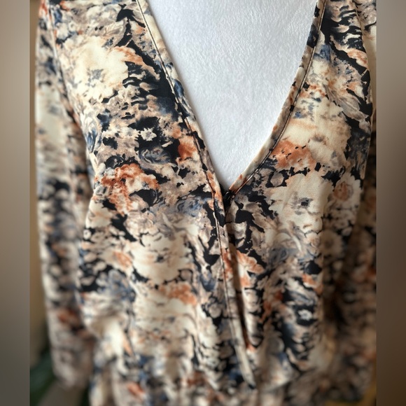 Floral V neck romper - Picture 3 of 6